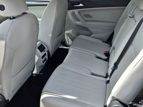 Certified 2022 Volkswagen Tiguan SE FWD image 12