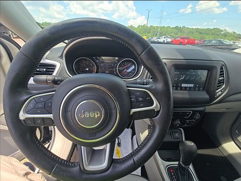 Used 2018 Jeep Compass Latitude w/ Popular Equipment Group FWD image 8