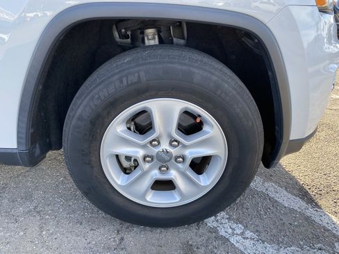 Used 2017 Jeep Grand Cherokee Laredo image 23