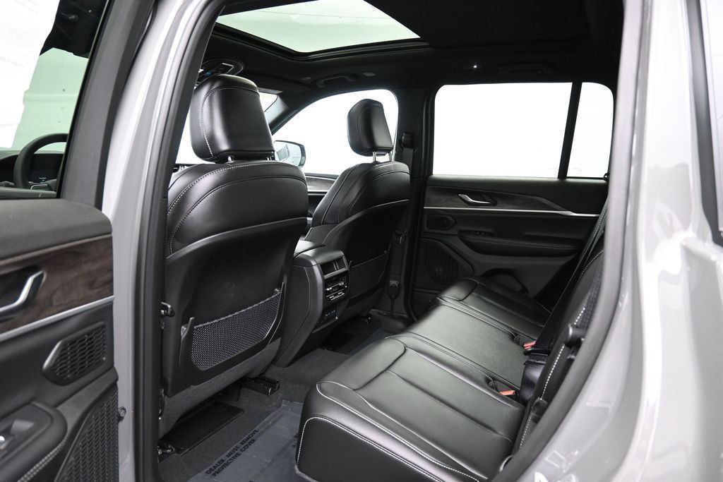 New 2027 Jeep Grand Cherokee Limited w/ Limited Altitude Package AWD/4WD image 26
