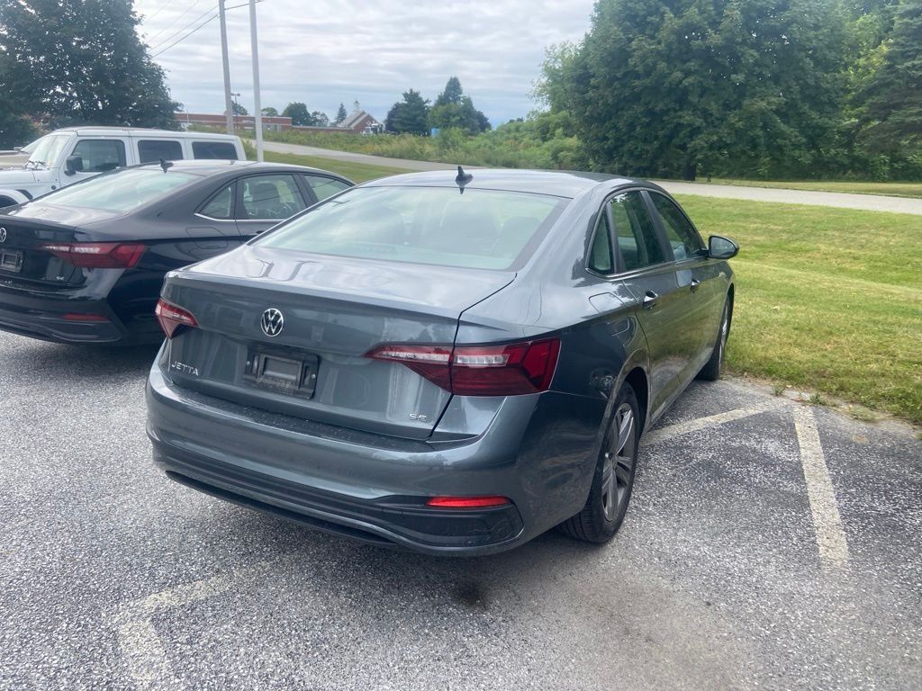 Used 2024 Volkswagen Jetta SE FWD image 5