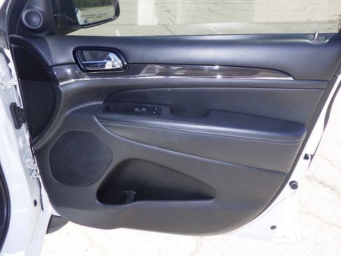 Used 2019 Jeep Grand Cherokee Overland AWD/4WD image 15