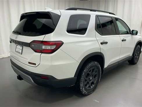 Used 2024 Honda Pilot TrailSport image 3