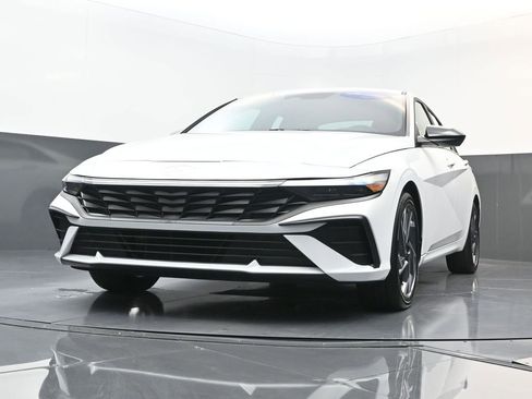 Certified 2025 Hyundai Elantra SEL FWD image 27
