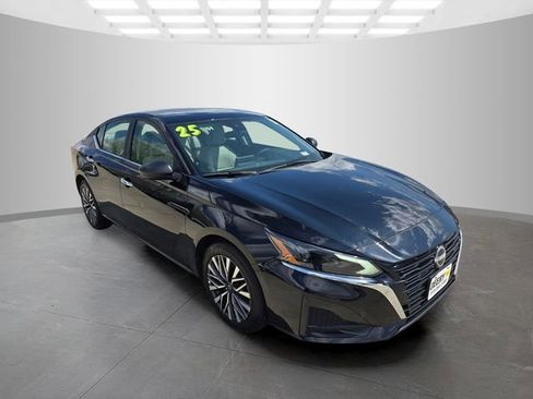 Used 2025 Nissan Altima 2.5 SV image 2