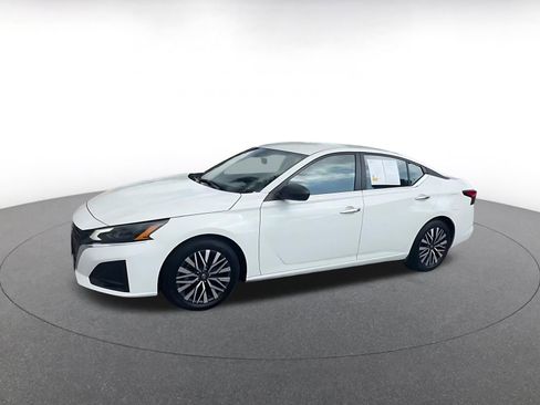 Used 2025 Nissan Altima 2.5 SV FWD image 9