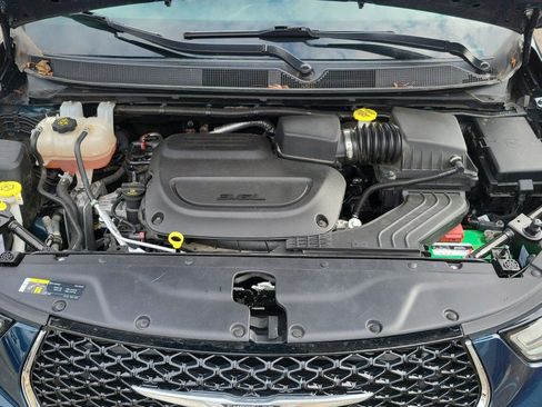 Used 2022 Chrysler Pacifica Touring-L FWD image 40