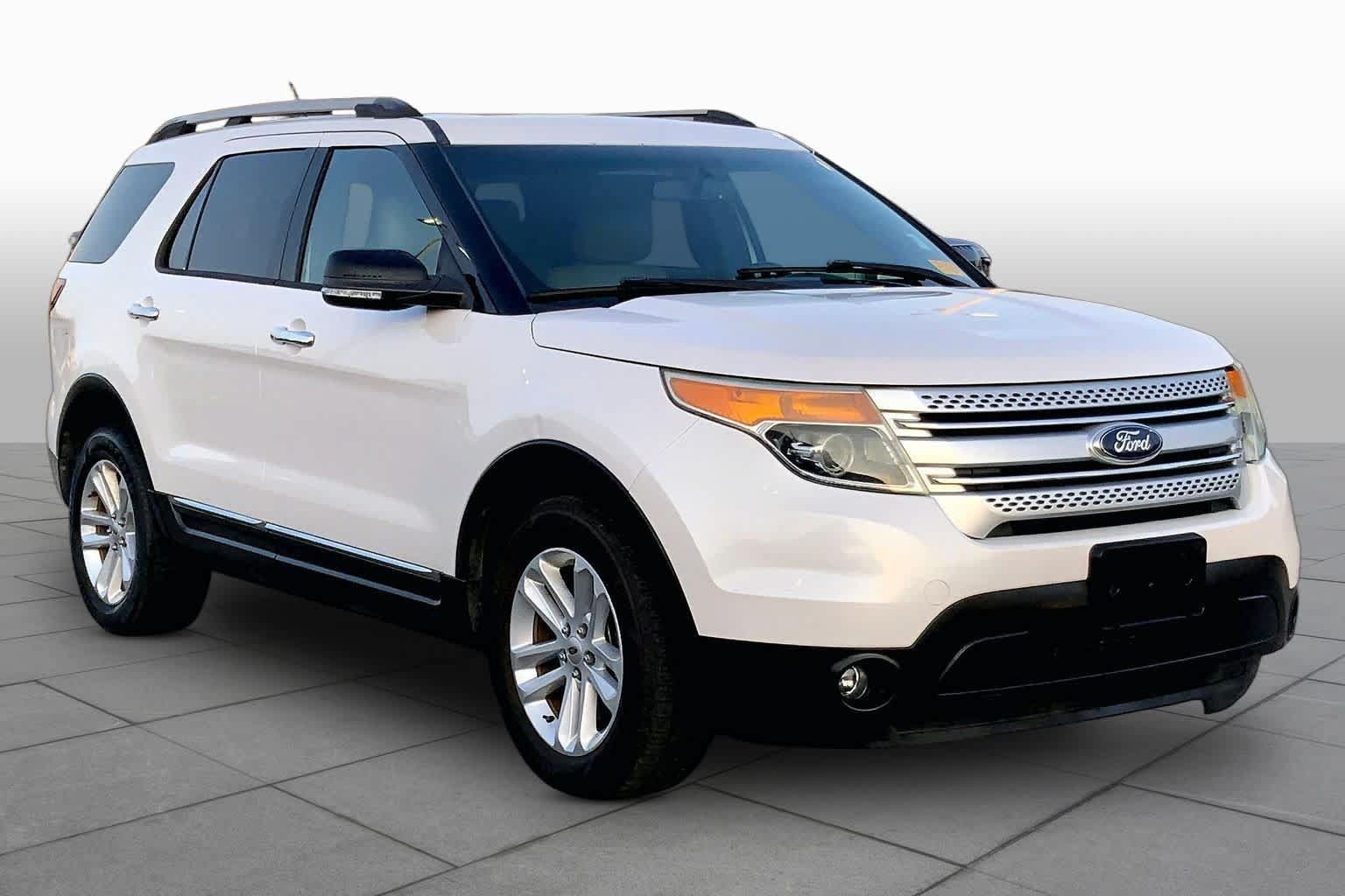 Used 2015 Ford Explorer XLT w/ Equipment Group 202B FWD image 3