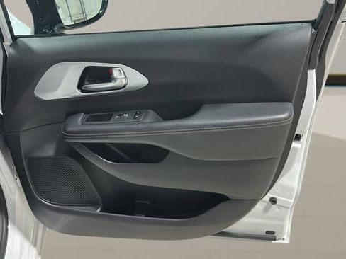 Used 2024 Chrysler Pacifica Limited FWD image 31