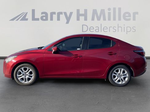 Used 2017 Toyota Yaris iA FWD image 2