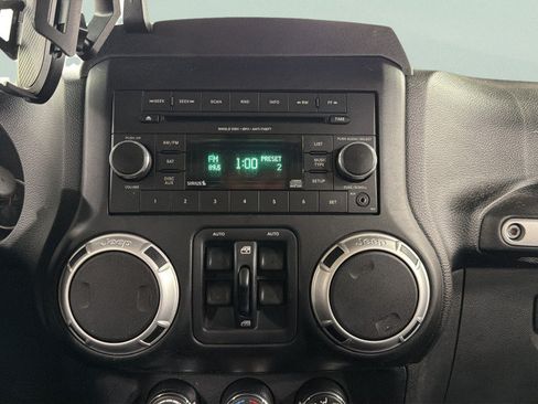Used 2015 Jeep Wrangler Unlimited Sahara AWD/4WD image 37