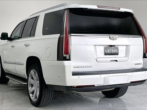 Used 2018 Cadillac Escalade Luxury AWD/4WD image 14