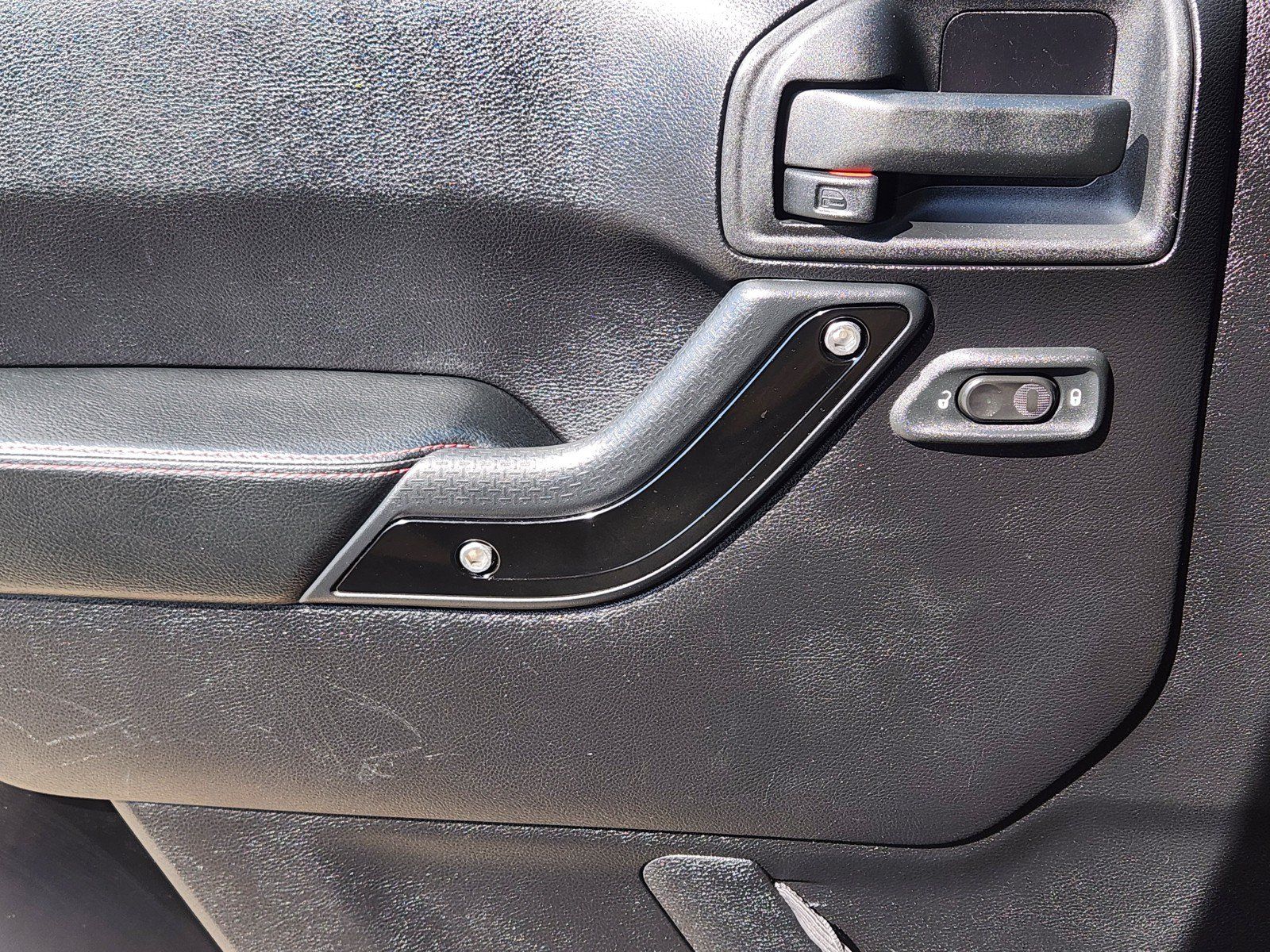 Used 2012 Jeep Wrangler Unlimited Sahara AWD/4WD image 16