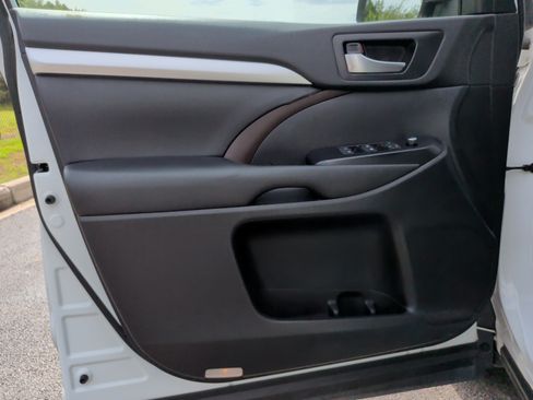 Used 2019 Toyota Highlander XLE AWD/4WD image 30