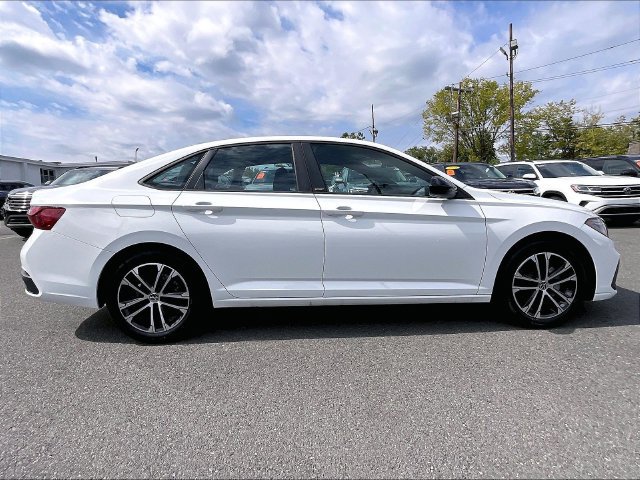 Certified 2025 Volkswagen Jetta Sport FWD image 9