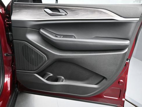 Used 2025 Jeep Grand Cherokee L Limited image 22