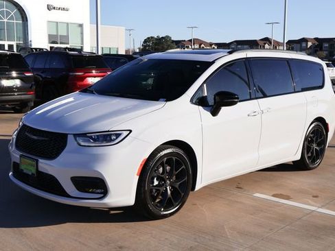 New 2026 Chrysler Pacifica Limited image 3
