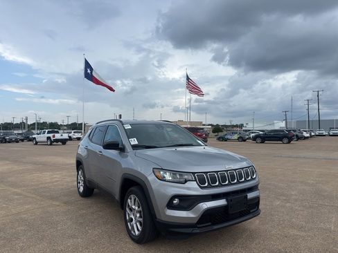 Used 2022 Jeep Compass Latitude AWD/4WD image 1