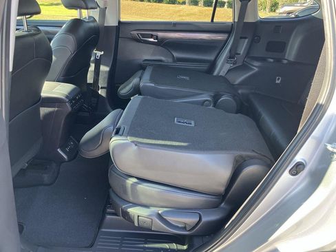 Used 2024 Toyota Highlander Platinum image 28