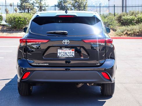 Used 2023 Toyota Highlander LE FWD image 6