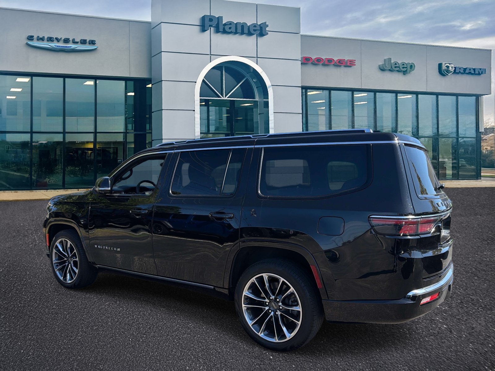 Used 2024 Jeep Wagoneer Series III w/ Premium Group I AWD/4WD image 3
