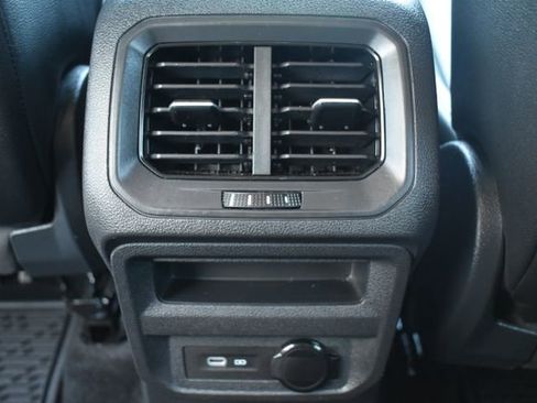 Used 2023 Volkswagen Tiguan SE image 35