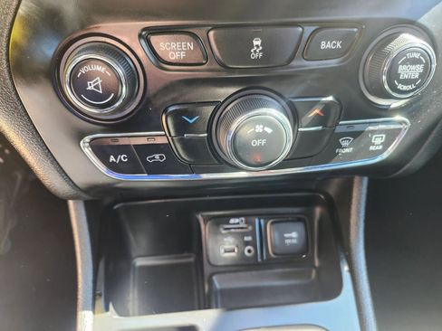 Used 2017 Jeep Cherokee Latitude FWD image 26