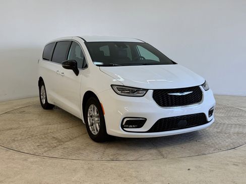 Used 2025 Chrysler Pacifica Select image 6