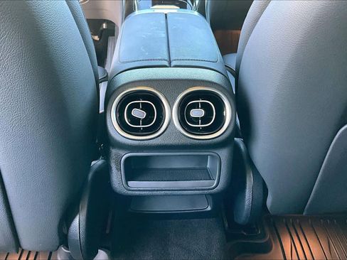 Used 2025 Mercedes-Benz GLC 300 4MATIC image 34