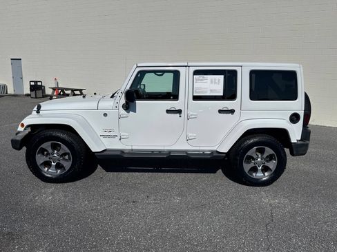 Used 2017 Jeep Wrangler Unlimited Sahara w/ Connectivity Group AWD/4WD image 5