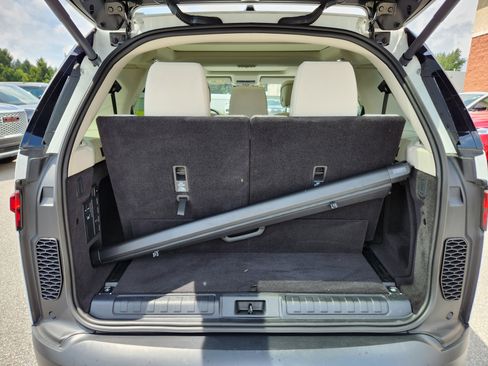 Used 2025 Land Rover Discovery S image 6