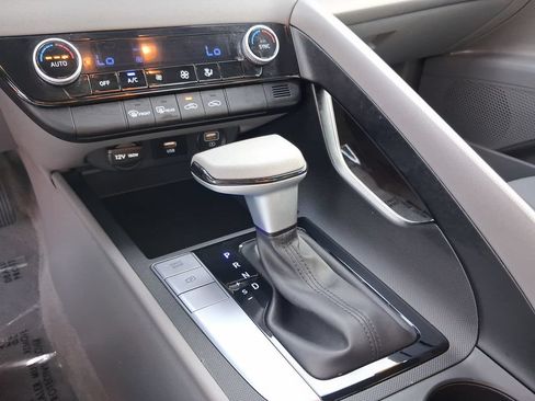 Used 2023 Hyundai Elantra SEL w/ Preferred Accessory Package FWD image 22