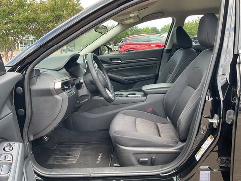 Used 2025 Nissan Altima 2.5 SV FWD image 8