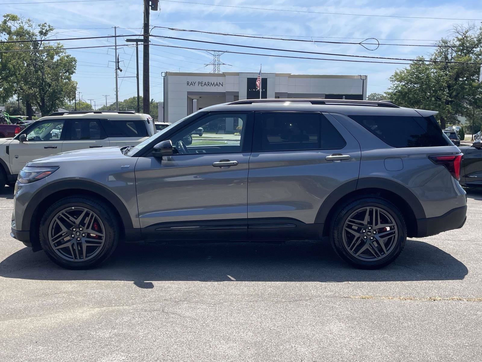 Used 2025 Ford Explorer ST-Line w/ ST-Line Street Pack AWD/4WD image 6