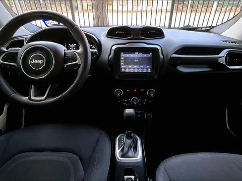 Used 2018 Jeep Renegade Latitude image 15