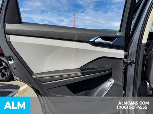 Used 2024 Volkswagen Taos SE FWD image 11
