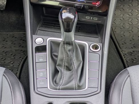 Used 2025 Volkswagen Jetta SE FWD image 12