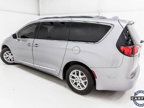 Used 2020 Chrysler Pacifica Touring-L image 5