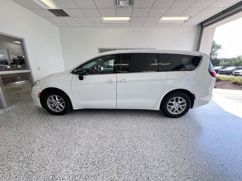 Used 2024 Chrysler Pacifica Touring-L FWD image 13