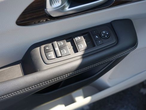 Used 2024 Chrysler Pacifica Limited FWD image 16