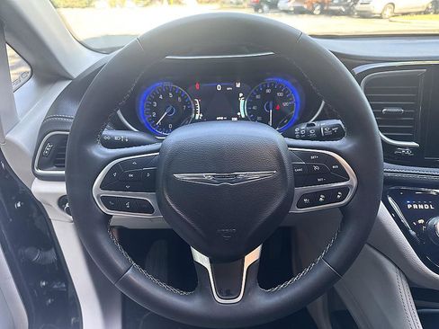 Used 2023 Chrysler Pacifica Limited FWD image 13