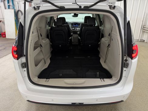 Used 2024 Chrysler Pacifica Touring-L FWD image 28