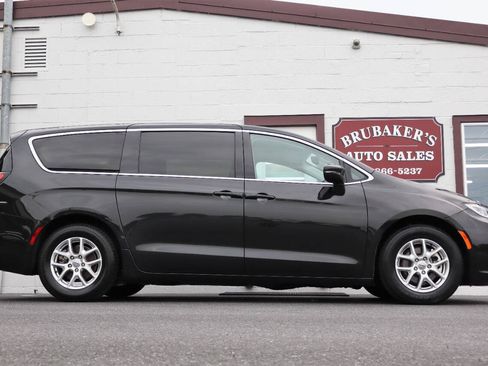 Used 2023 Chrysler Pacifica Touring-L FWD image 7