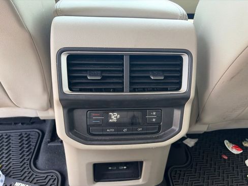 Used 2024 Volkswagen Atlas SE FWD image 11