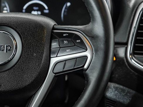 Used 2018 Jeep Grand Cherokee Laredo image 16