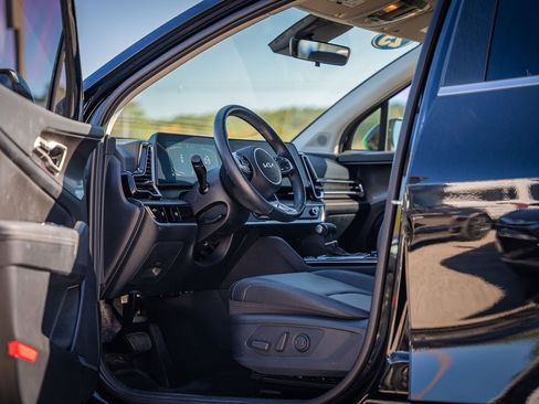 Used 2025 Kia Sportage EX image 17