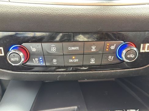 Used 2022 Buick Enclave Premium AWD/4WD image 26