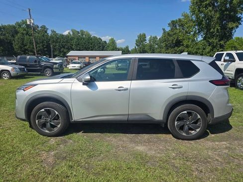 Used 2024 Nissan Rogue SV AWD/4WD image 3