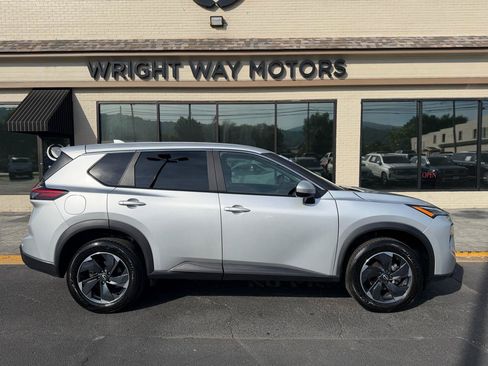 Used 2025 Nissan Rogue SV AWD/4WD image 2