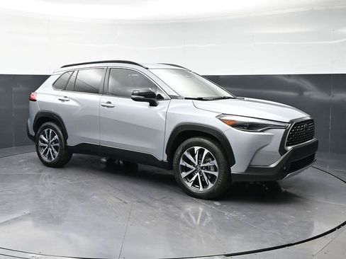 Used 2025 Toyota Corolla Cross XLE FWD image 3